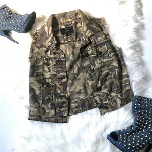 Iris L.A. Camo Cropped Distressed Vest w Spikes, S